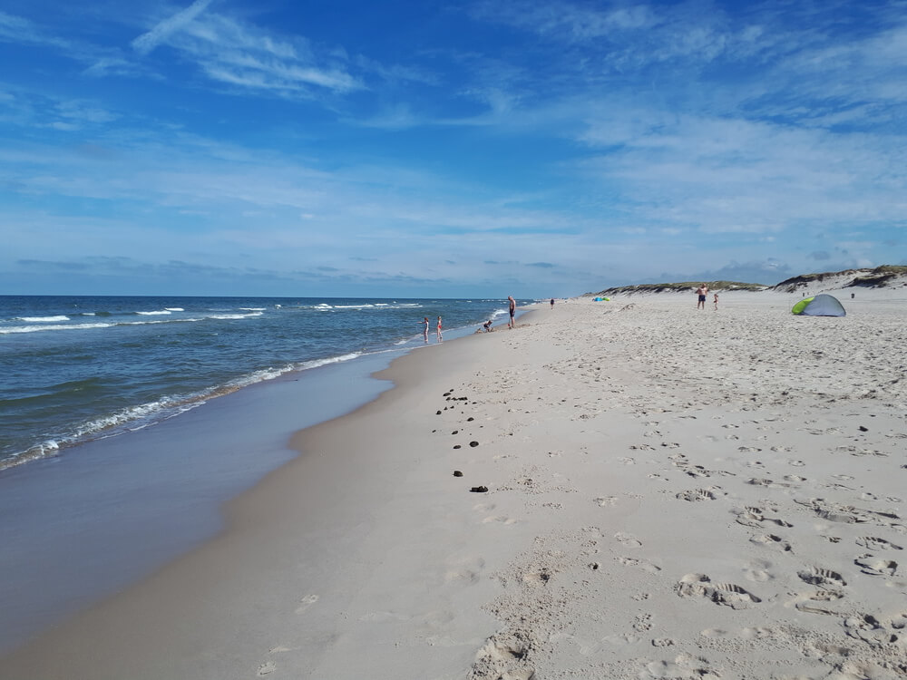 Stranden i närheten av lyxhus 528.