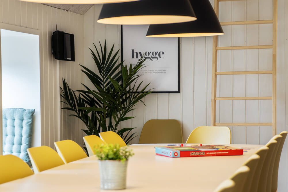 Vardagsrummet i lyxstuga nr. 528 har plats för 28 personer.