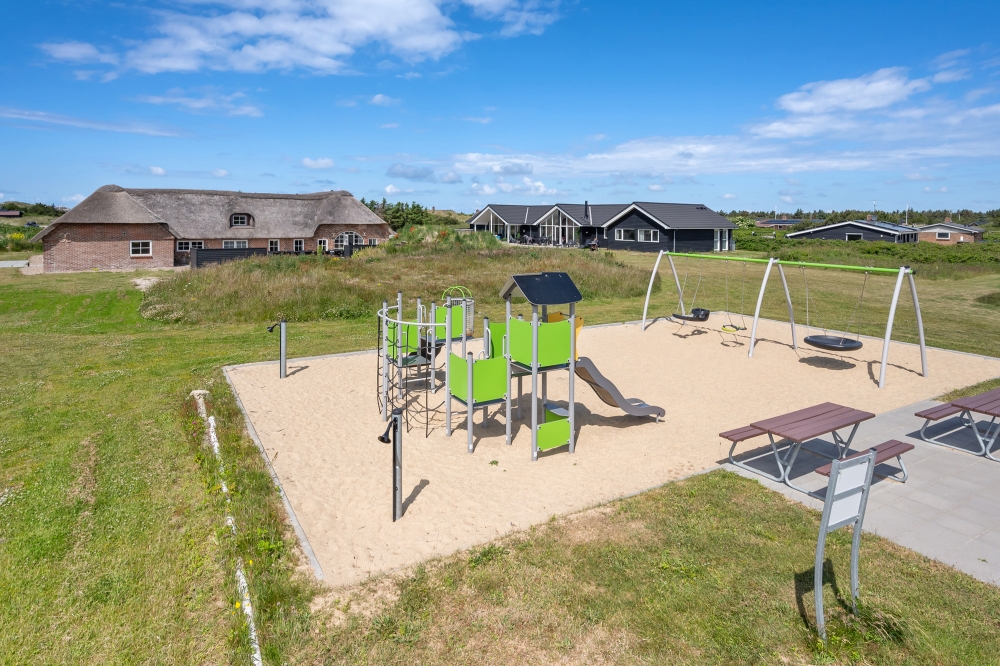 Till den trevliga sommarstugan nr 528 i Vestjylland erbjuds en mängd utomhusaktiviteter, t.ex. lektorn och gungor