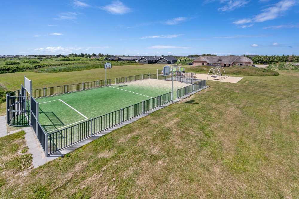 Utomhusaktiviteter kring sommarhus nr 528.