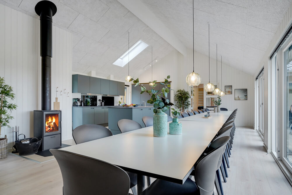 Det stora ljusa vardagsrummet i lyxstuga nr 530 för 26.