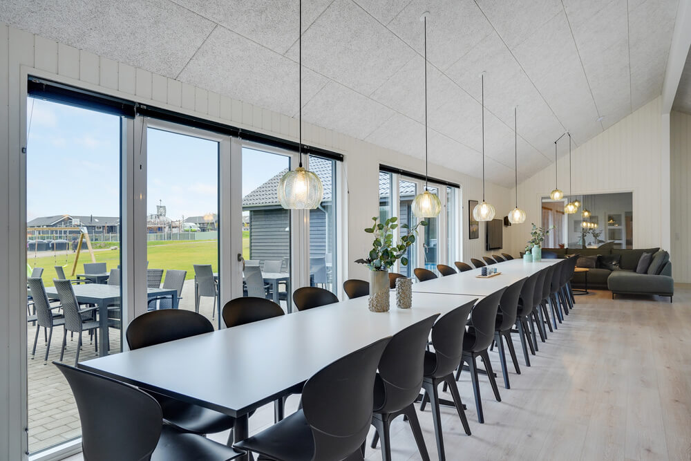 Vardagsrummet i lyxstuga nr. 530 har plats för 26 personer.