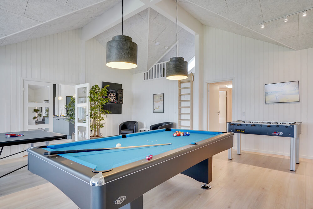Förutom de många timmar som du kan tillbringa i stugans poolavdelning erbjuder lyxstuga 530 även biljard, bordtennis och dart