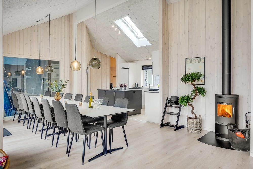 Det stora ljusa vardagsrummet i lyxstuga nr 527 för 16.