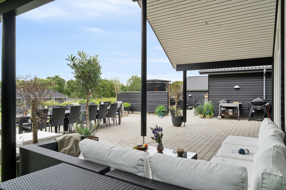 På terrassen i sommarhus nr 527 finns det plats för upp till 16 gäster.