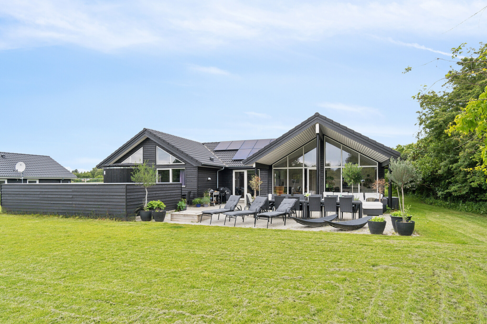 Njut av en grillkväll på terrassen i lyxstuga nr 527 i Nordsjälland