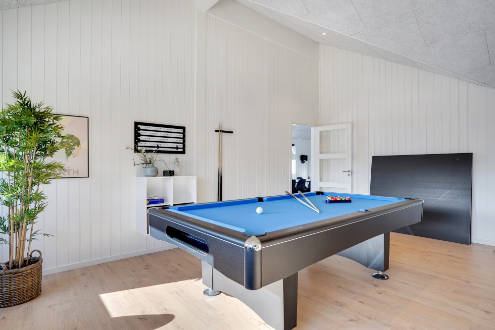 Förutom de många timmar som du kan tillbringa i stugans poolavdelning erbjuder lyxstuga 533 även biljard, bordtennis och dart