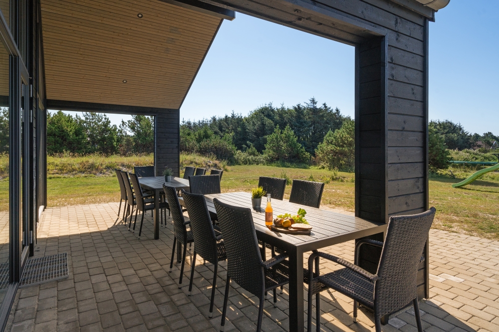 På terrassen i sommarhus nr 533 finns det plats för upp till 14 gäster.