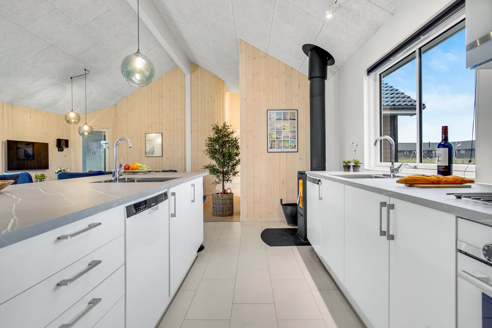 Välinrett kök i lyxstuga nr 529 i Nordjylland.