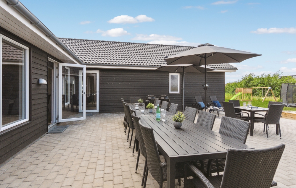 Stor terrass i lyxstuga nr 529 i Nordjylland.