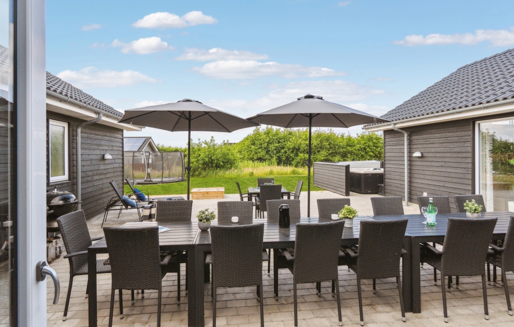 Njut av en grillkväll på terrassen i lyxstuga nr 529 i Nordjylland