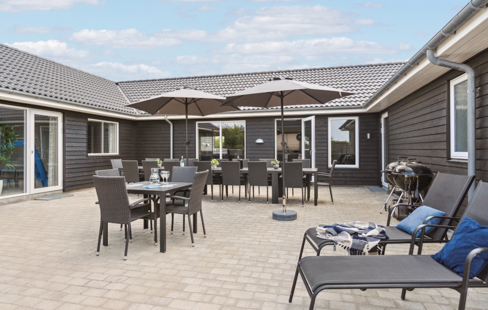 På terrassen i sommarhus nr 529 finns det plats för upp till 20 gäster.