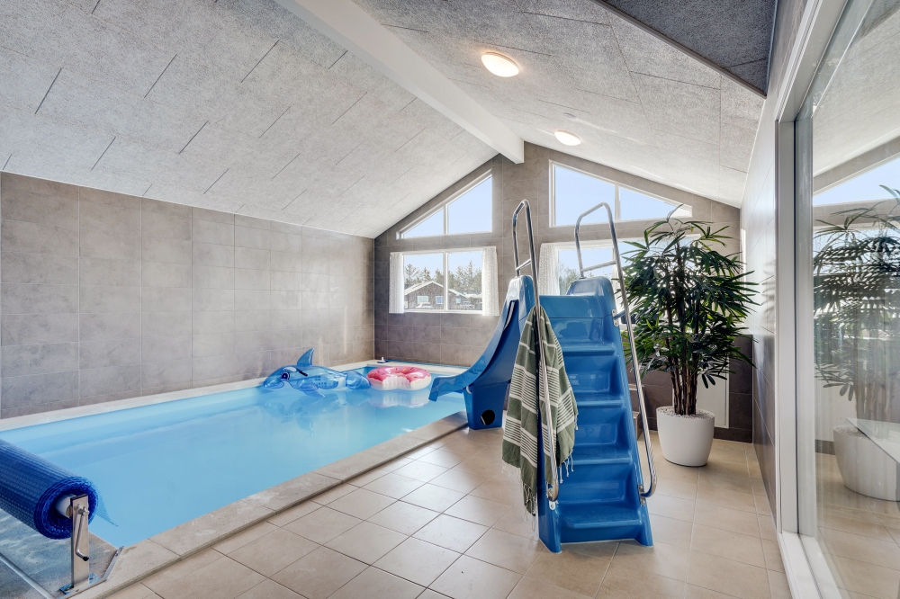 Den härliga poolen i lyxstuga nr 523 för 18 personer