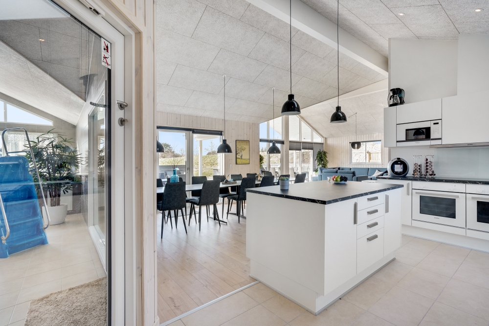 Välinrett kök i lyxstuga nr 523 i Nordjylland.
