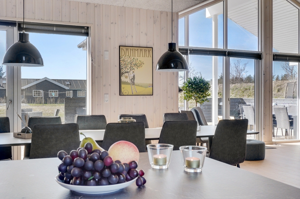Det stora ljusa vardagsrummet i lyxstuga nr 523 för 18.