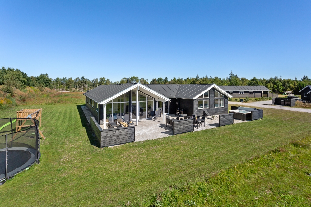 Den tjusiga sommarstugan nr 523 med gott om plats för upp till 18 personer