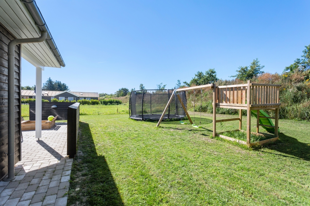 Till den trevliga sommarstugan nr 523 i Nordjylland erbjuds en mängd utomhusaktiviteter, t.ex. lektorn och gungor