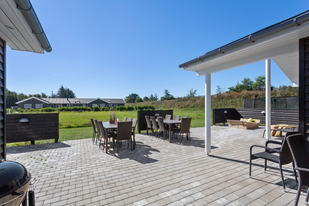 Njut av en grillkväll på terrassen i lyxstuga nr 523 i Nordjylland