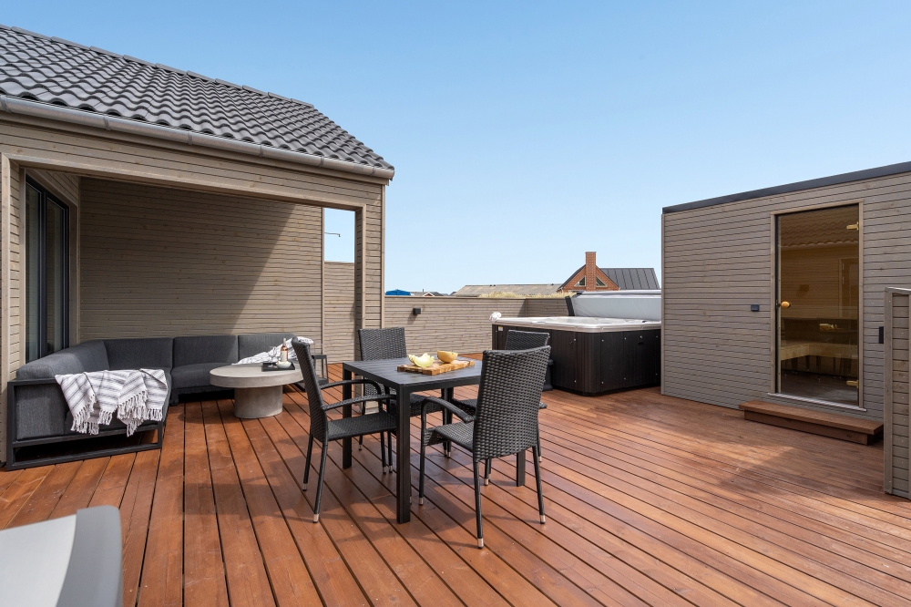På terrassen i sommarhus nr 541 finns det plats för upp till 18 gäster.
