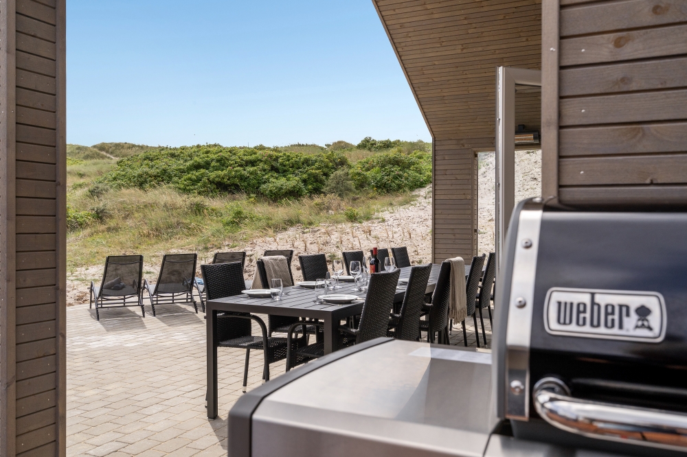 Njut av en grillkväll på terrassen i lyxstuga nr 541 i Vestjylland