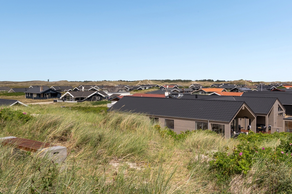 Den praktfulla poolstugan nr 541 med plats för 18 personer ligger i Vestjylland