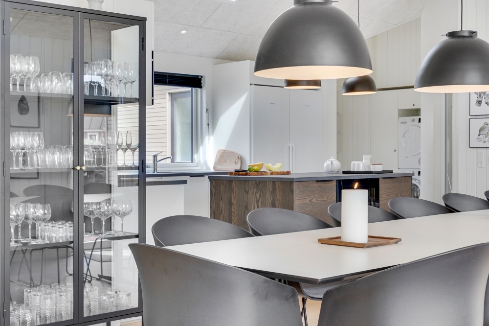 Det stora ljusa vardagsrummet i lyxstuga nr 541 för 18.