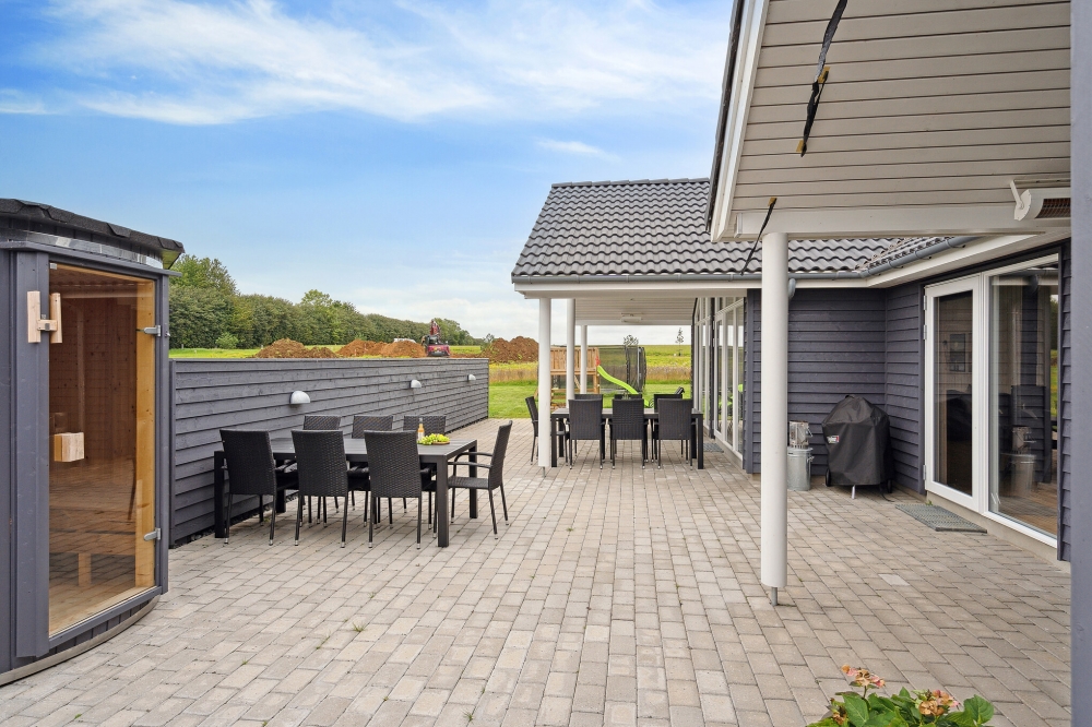Njut av en grillkväll på terrassen i lyxstuga nr 544 i Østjylland