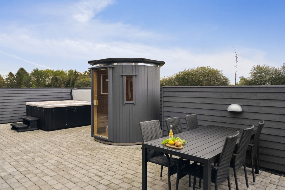 Stor terrass i lyxstuga nr 544 i Østjylland.