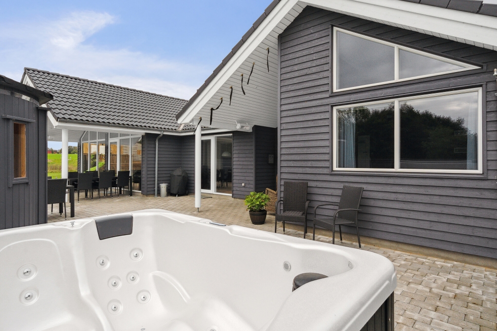 Njut av spabadets värme i lyxstuga nr 544 i Østjylland