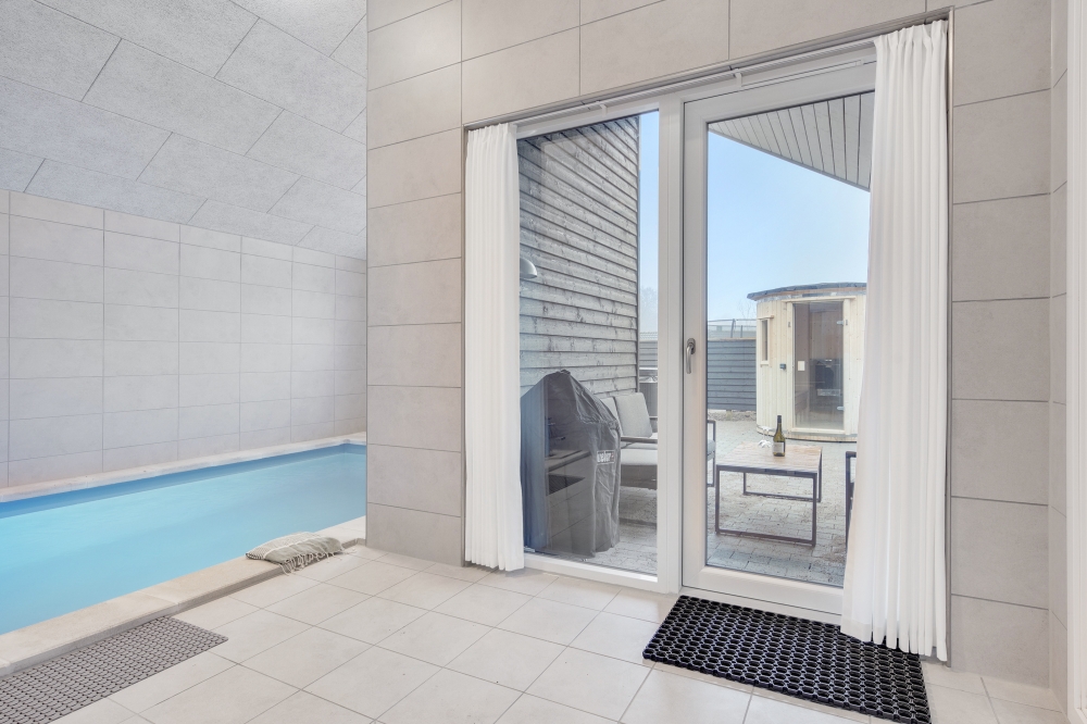 Den härliga poolen i lyxstuga nr 549 för 14 personer