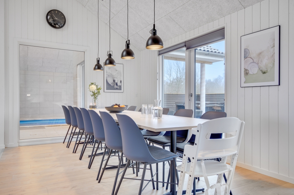 Vardagsrummet i lyxstuga nr. 549 har plats för 14 personer.