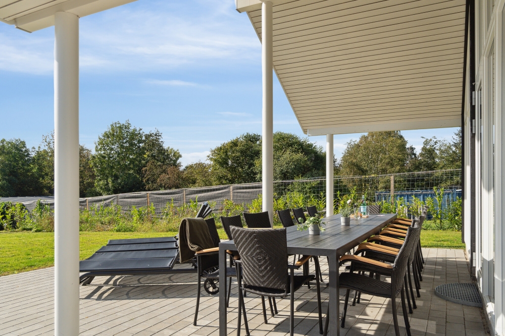 Njut av en grillkväll på terrassen i lyxstuga nr 549 i Nordsjälland