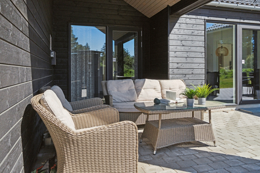 På terrassen i sommarhus nr 540 finns det plats för upp till 14 gäster.
