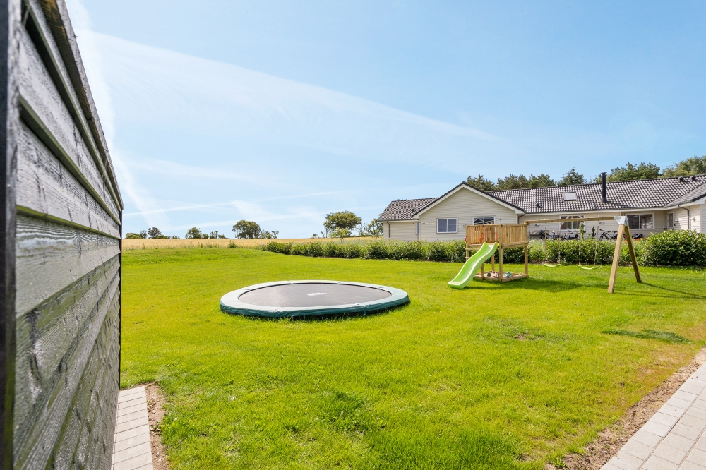 Utomhusaktiviteter kring sommarhus nr 547.
