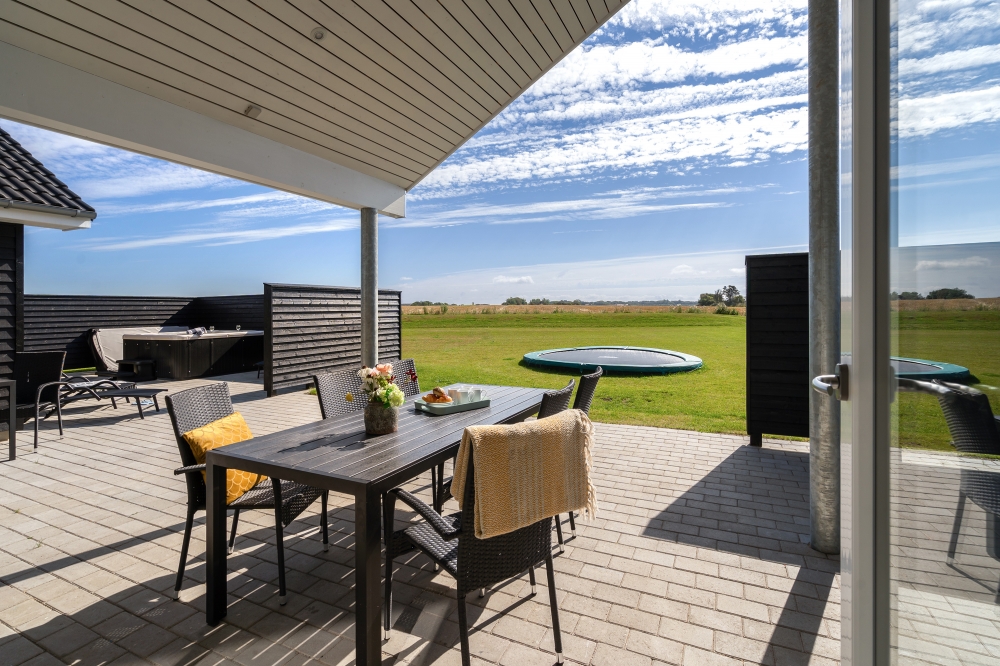 På terrassen i sommarhus nr 547 finns det plats för upp till 18 gäster.