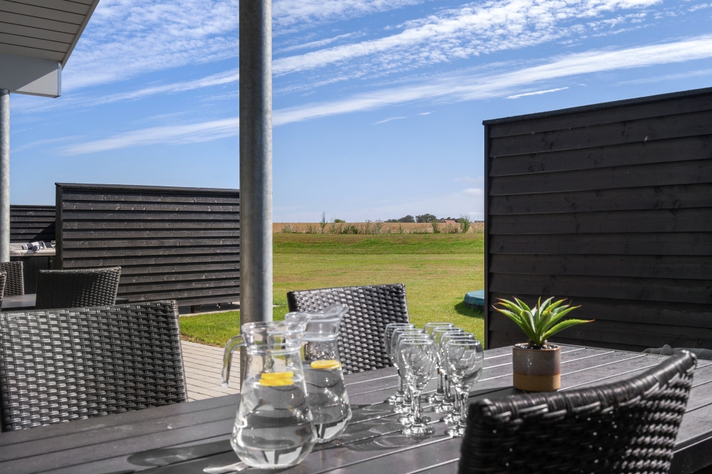 Njut av en grillkväll på terrassen i lyxstuga nr 547 i Limfjorden