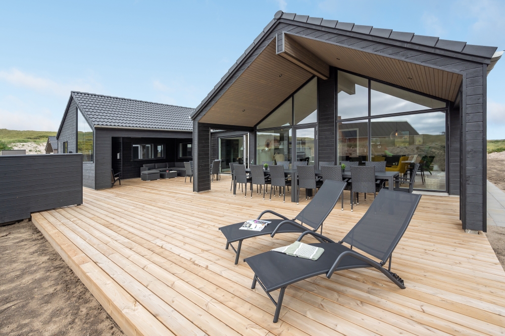 På terrassen i sommarhus nr 558 finns det plats för upp till 18 gäster.