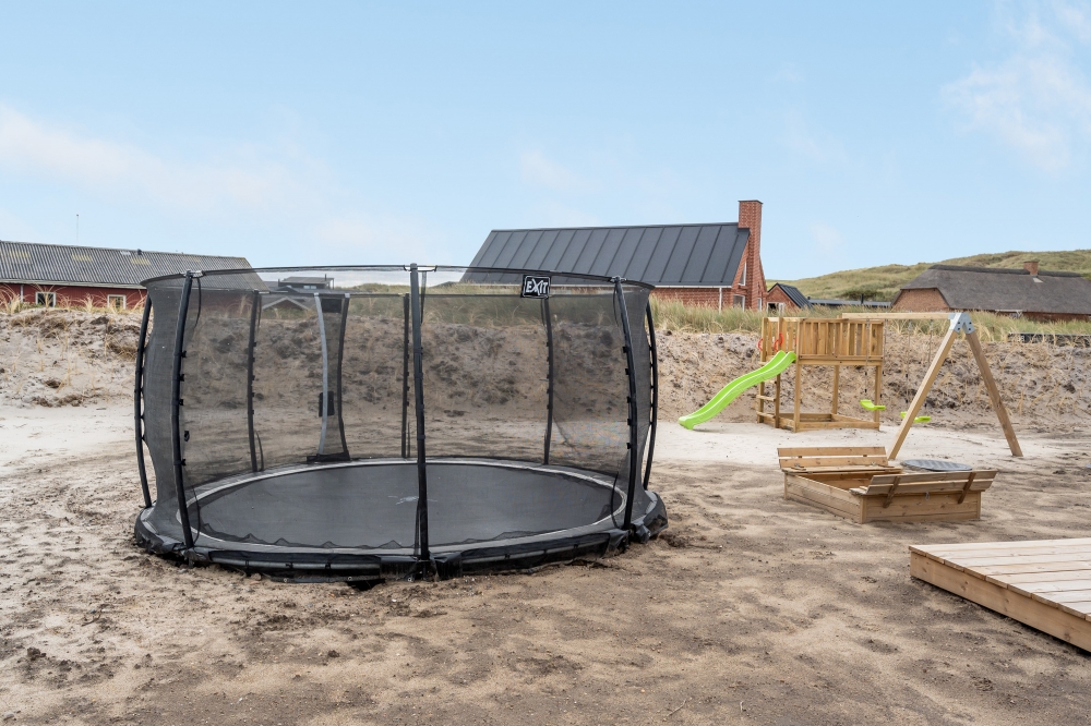 Till den trevliga sommarstugan nr 558 i Vestjylland erbjuds en mängd utomhusaktiviteter, t.ex. lektorn och gungor