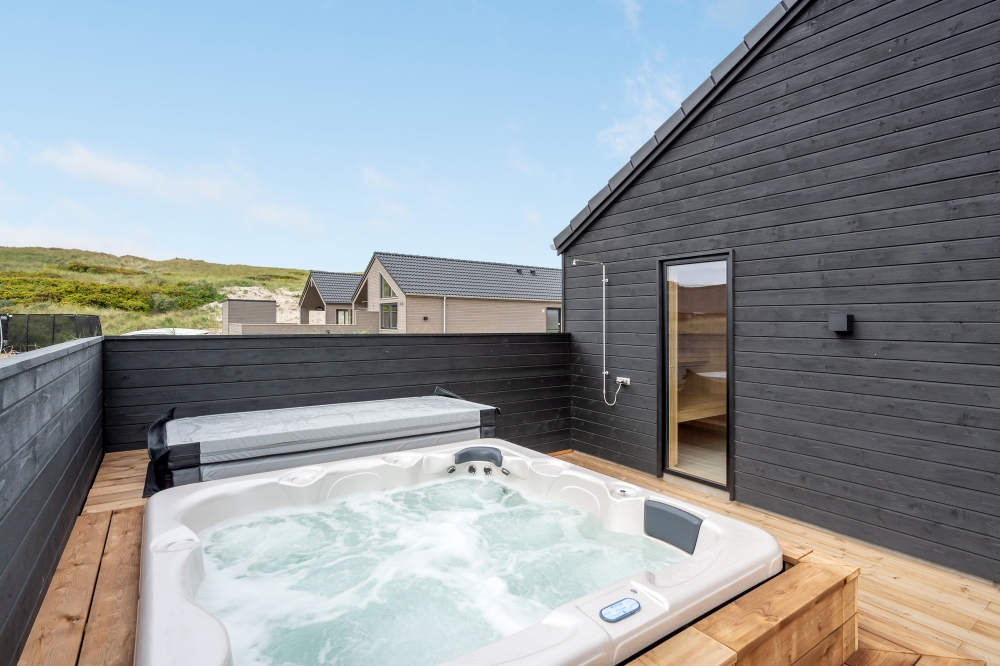 Ta ett dopp i poolen i lyxhus nr 558 i Vestjylland.