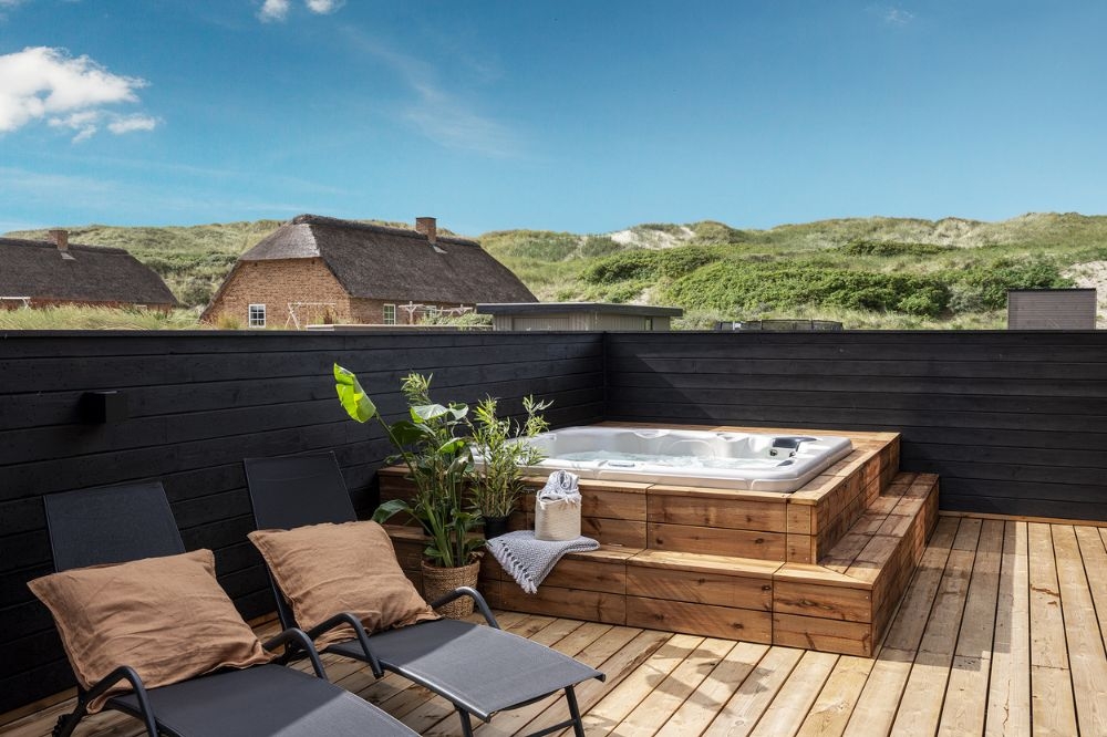Njut av en grillkväll på terrassen i lyxstuga nr 558 i Vestjylland