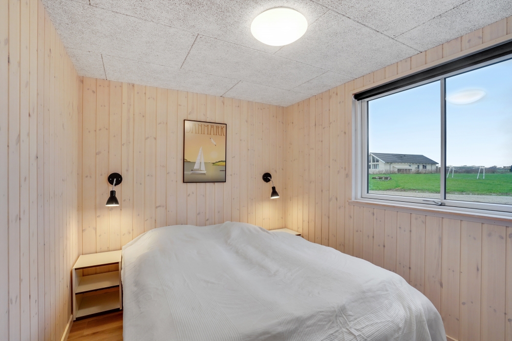 Ett av de 7 utmärkta sovrummen i lyxstuga nr 545 i Limfjorden.