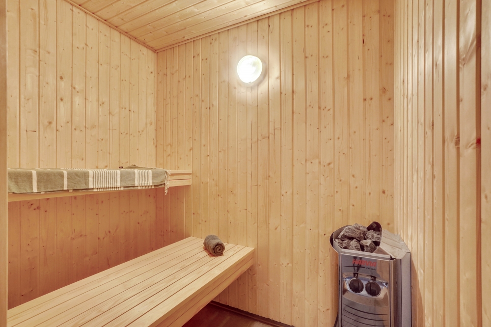 Njut av bastuvärmen i lyxstuga nr 545 för 18 personer