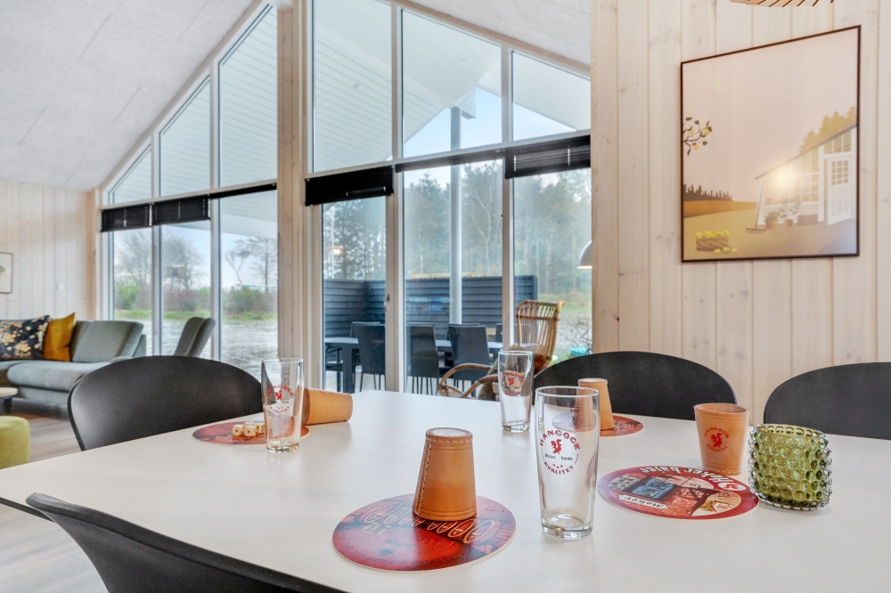 Det stora ljusa vardagsrummet i lyxstuga nr 545 för 18.