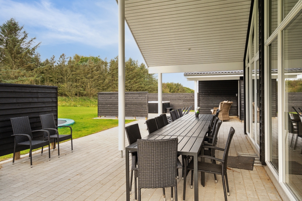 Njut av en grillkväll på terrassen i lyxstuga nr 545 i Limfjorden