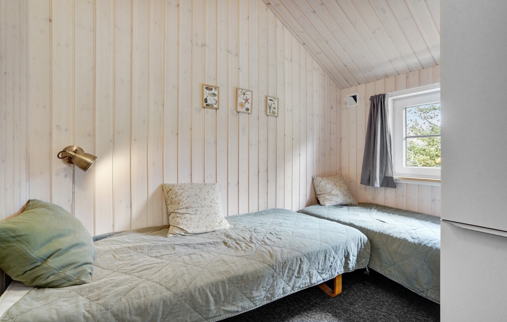 Ett av de 6 utmärkta sovrummen i lyxstuga nr 570 i Vestjylland.