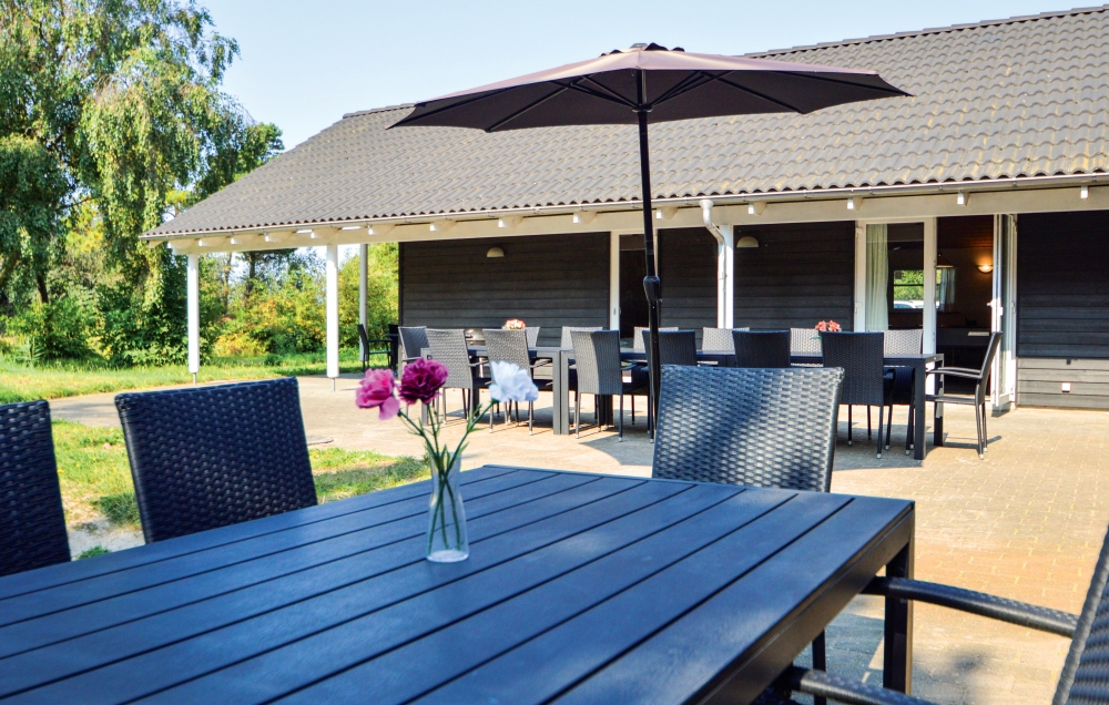 Njut av en grillkväll på terrassen i lyxstuga nr 571 i Sydjylland