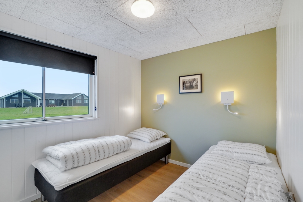 Ett av de 9 utmärkta sovrummen i lyxstuga nr 551 i Vestjylland.