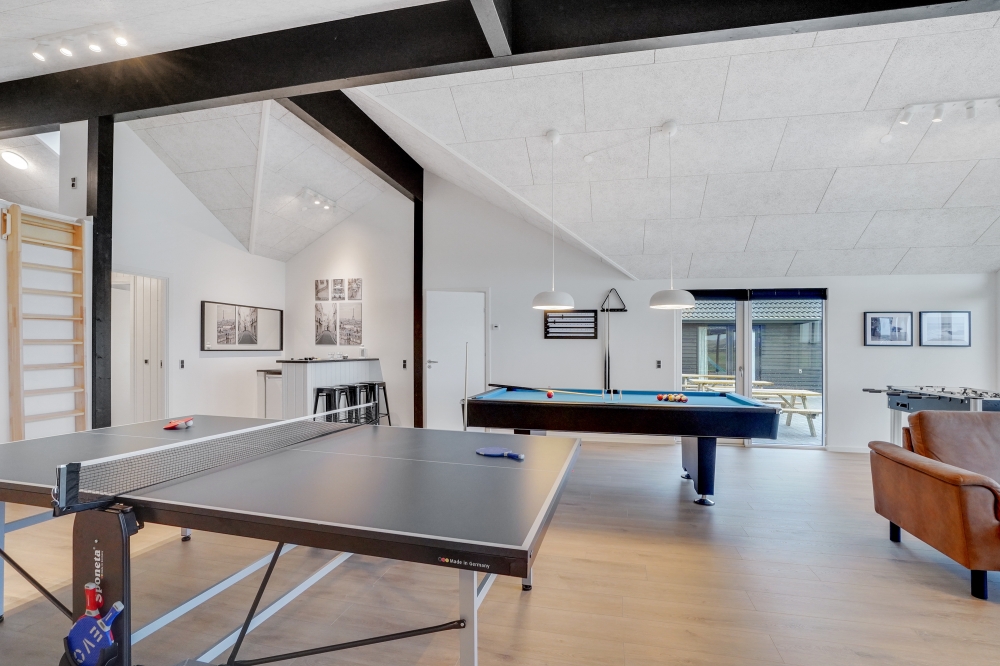 Förutom de många timmar som du kan tillbringa i stugans poolavdelning erbjuder lyxstuga 551 även biljard, bordtennis och dart