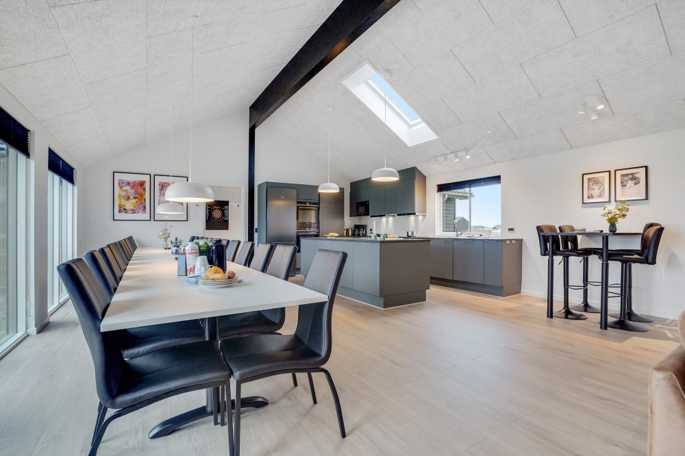 Det stora ljusa vardagsrummet i lyxstuga nr 551 för 24.