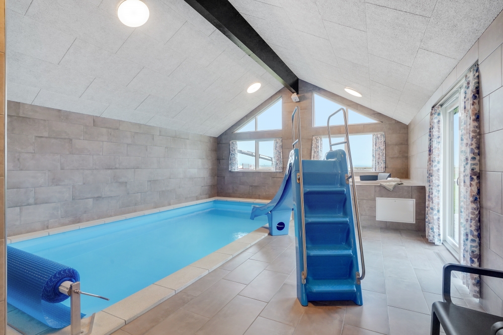Den härliga poolen i lyxstuga nr 551 för 24 personer